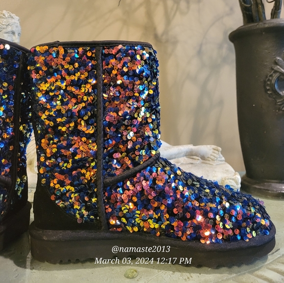 Ugg Sequin Stellar Short Boot NWOT Suede Fur logo Designer 7 Black #730 - Picture 4 of 16